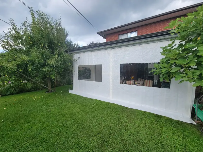 Tour de balcon hivernal à l'arrière d'une maison