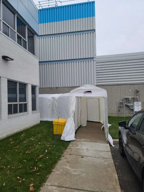 Vestibule à l'entrée des employés d'un entrepôt