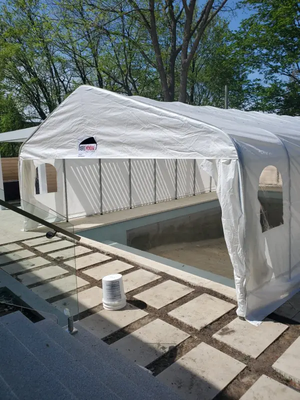 Abri de piscine terminé, vu de l'angle