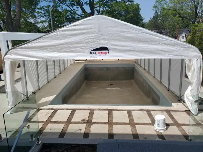 Abri de piscine terminé, vu de face