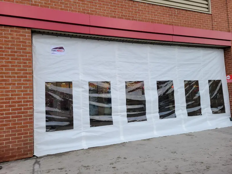 Entrée de commerce fermée avec panneaux vitrés
