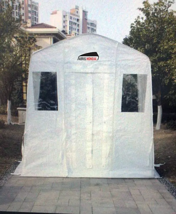 Abri vestibule sur une entrée pavée