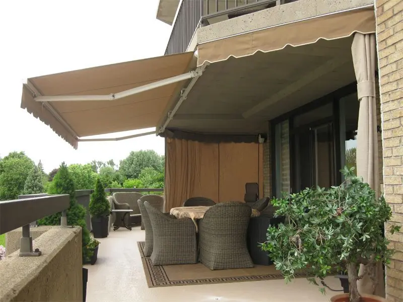 Auvents rétractables ombrageant une terrasse