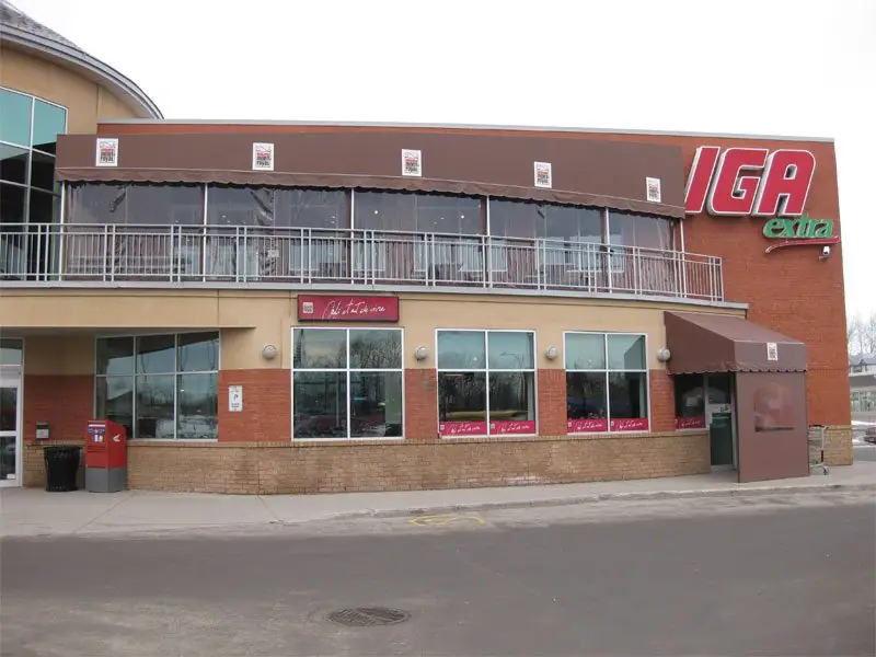 Auvents le long de la façade d'une épicerie