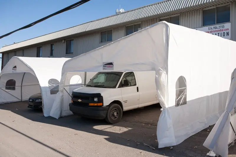 Camionnette stationnée sous un abri d'auto double