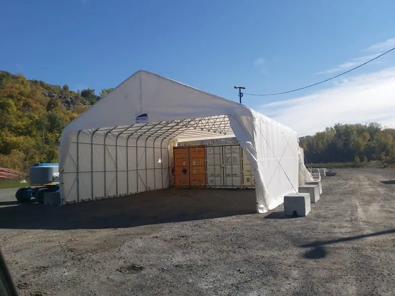 Abri d'entreposage à côté d'un conteneur