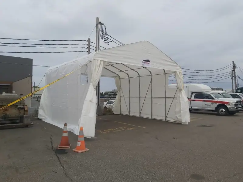 Abri de travail ouvert aux deux bouts dans une cour de service