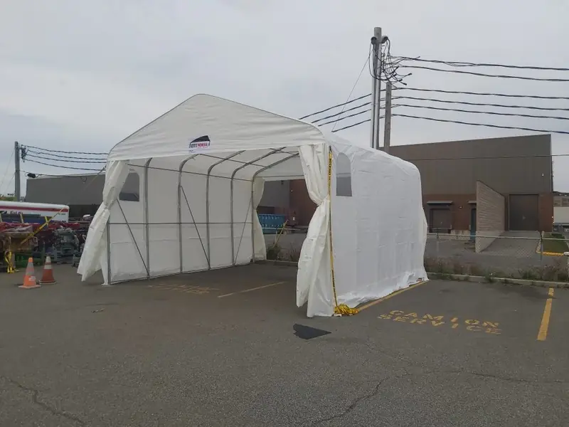 Abri installé au-dessus d'une baie de travail