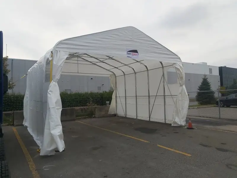 Abri d'entreposage dans un terrain industriel