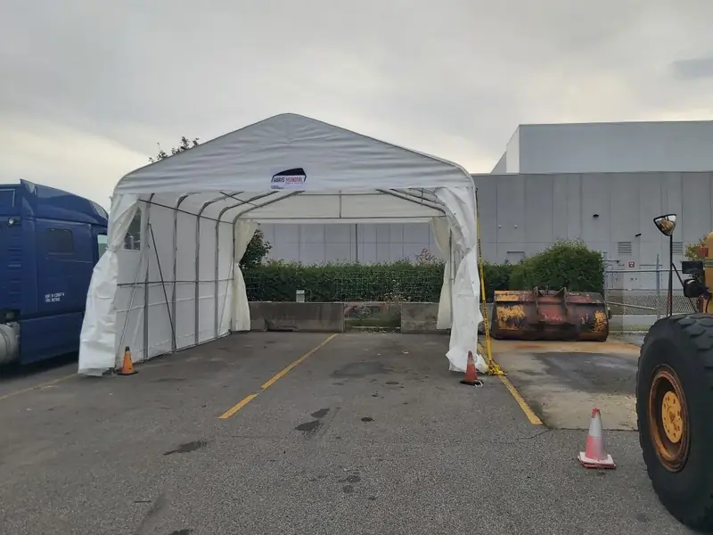 Équipement gardé à l'abri dans une cour